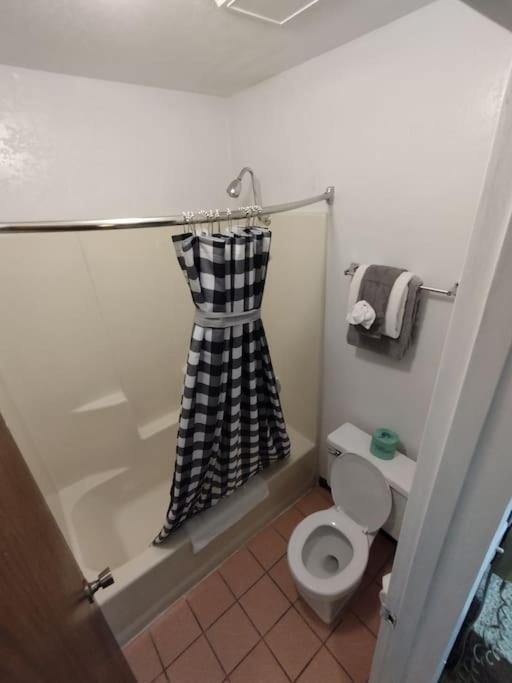 2 Queen Beds 220 Apartment *