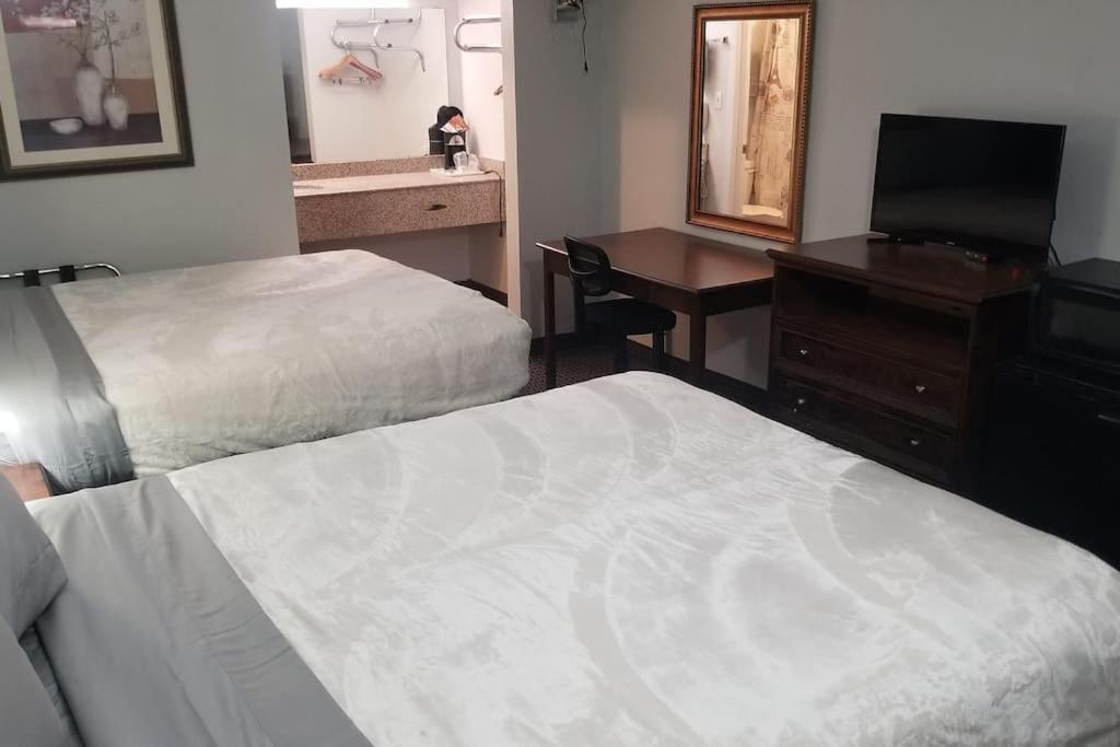 2 Queen Beds 220 *